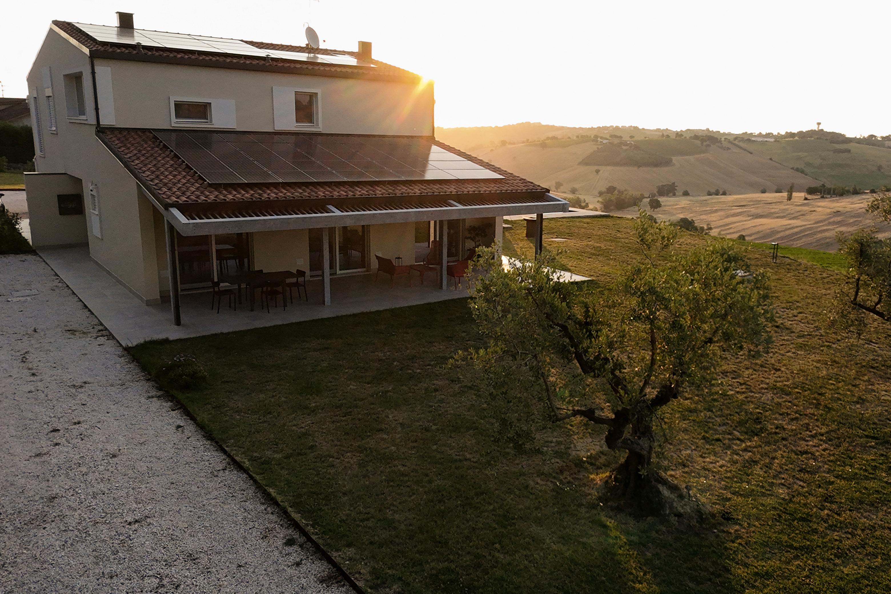 Casa Raggia circondata dagli ulivi e dalle colline marchigiane.